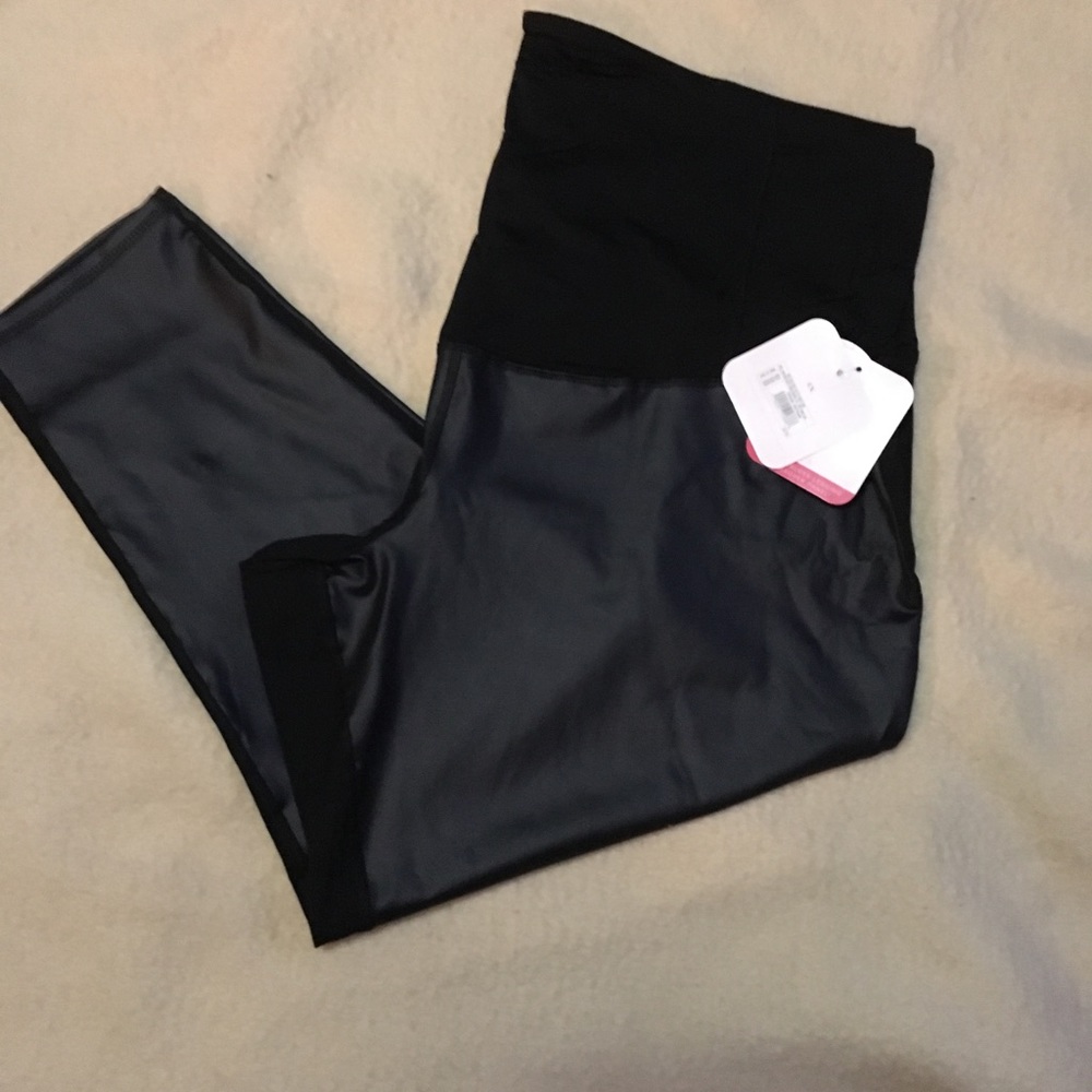 Ingrid & Isabel maternity Faux Leather Plus 4x - Picture 1 of 5